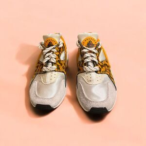 NIKE AIR Women's HUARACHE "TORTOISE SHELL" PHANTOM-LIGHT  SZ 6 [DQ9317-001]